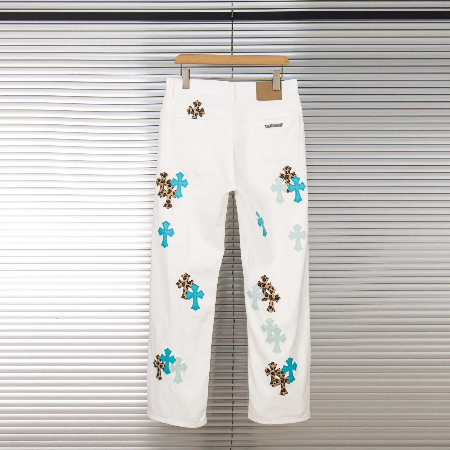 P260 Chrome Hearts 25SS white pants with three-color leopard print blue leather jeans. Chrome Hearts' pants with the most popular colors are made of beaded canvas fabric. Heavy washing makes the upper body of the fabric more textured and the pants are tall and straight! The three-dimensional cutting of the whole trousers is a masterpiece! The hardware is customized by zp. The beaded canvas fabric is thick and soft after being washed. It has good breathability. Customized small leather label. Unique design. The details are simple and elegant, and the workmanship is exquisite. The whole trousers are neatly routed and the details are in place! It’s so cool that both men and women can easily control the genderless trend! Style number: 1771# Color: White Size: 28 30 32 34 36